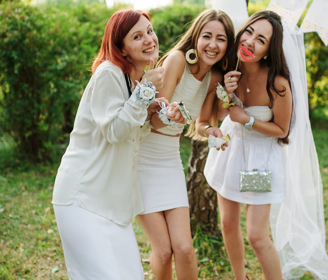 Bride with her Brides Maids enjoying Jéy Jewels jewellery