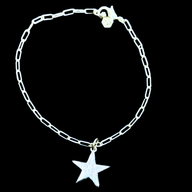 Silver chain bracelet with a star charm on a black background by Jéy Jewels bv Divya